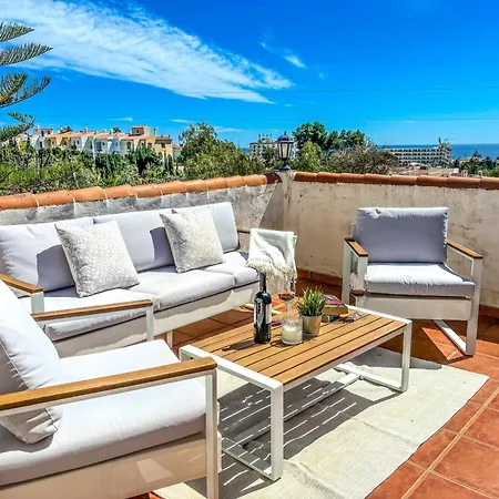 A2404 Beautiful Townhouse With Communal Pool, Hébergement de vacances *