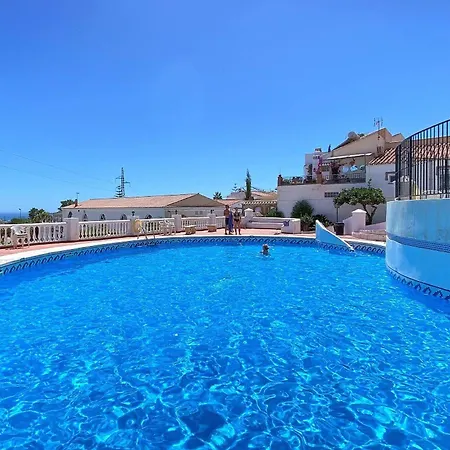 A2404 Beautiful Townhouse With Communal Pool, Casa de Férias