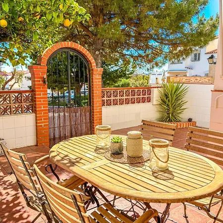 A2404 Beautiful Townhouse With Communal Pool, Hébergement de vacances *