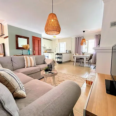 A2404 Beautiful Townhouse With Communal Pool, Casa de Férias Nerja