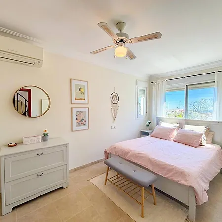 Hébergement de vacances A2404 Beautiful Townhouse With Communal Pool, *