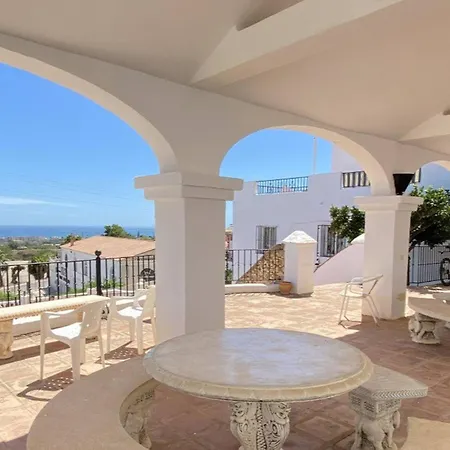 A2404 Beautiful Townhouse With Communal Pool, Casa de Férias *