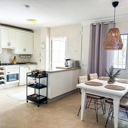 Hébergement de vacances A2404 Beautiful Townhouse With Communal Pool,