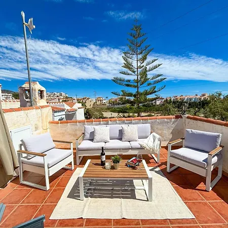 A2404 Beautiful Townhouse With Communal Pool, Hébergement de vacances *